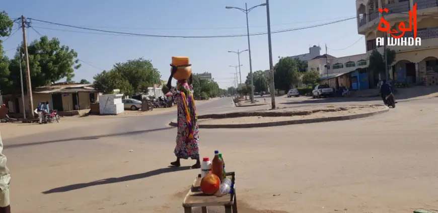 Une vendeuse, au quartier Bololo, arpente les rues de N'Djamena. Illustration © Alwihda Info