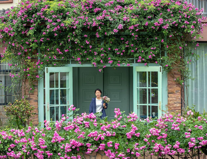 A villager decorates her courtyard with flowers to attract tourists for her B&B hotel in Maoling village, Chun'an county, Hangzhou, east China's Zhejiang province. (Photo by Mao Yongfeng/People's Daily Online)