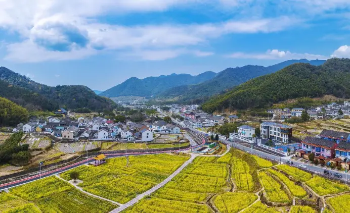 Photo taken on March 9, 2023 shows rapeseed flower fields and residential houses in Santang village, Dongwu township, Ningbo, east China's Zhejiang province. (Photo by Hu Xuejun/People's Daily Online)