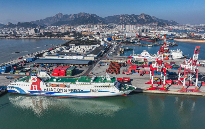 Photo taken on Jan. 7, 2023 shows foreign vessels at a port in Rongcheng, east China's Shandong province. The Regional Comprehensive Economic Partnership has significantly facilitated the development of cross-border e-commerce between member countries since the agreement took effect a year ago. (Photo by Li Xinjun/People's Daily Online)