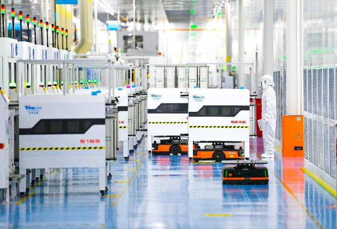 Robots work in an intelligent workshop of Chinese photovoltaics company Trina Solar in Suqian, east China's Jiangsu province. (Photo by Shi Xiaokai/People's Daily Online)