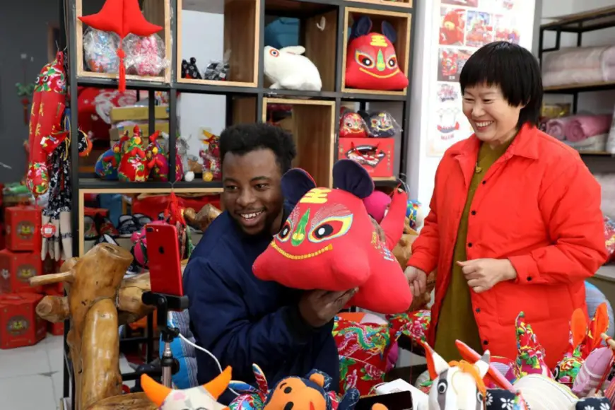 A Nigerian influencer joins a livestream show with Zheng Guangyun, an inheritor of intangible cultural heritage in Yinan county, Linyi, east China's Shandong province, Jan. 29, 2023. (Photo by Du Yubao/People's Daily Online)