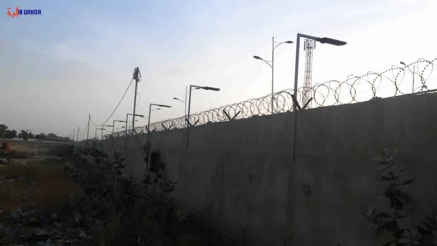 N'Djamena : des projecteurs solaires installés pour éclairer le marché de Dembé et renforcer la sécurité