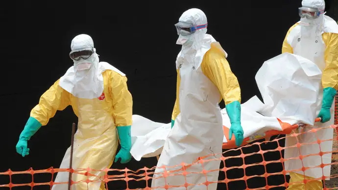 Staff of the 'Doctors without Borders' ('Medecin sans frontieres') medical aid organisation carry the body of a person killed by viral haemorrhagic fever, at a center for victims of the Ebola virus in Guekedou, on April 1, 2014. (AFP Photo)