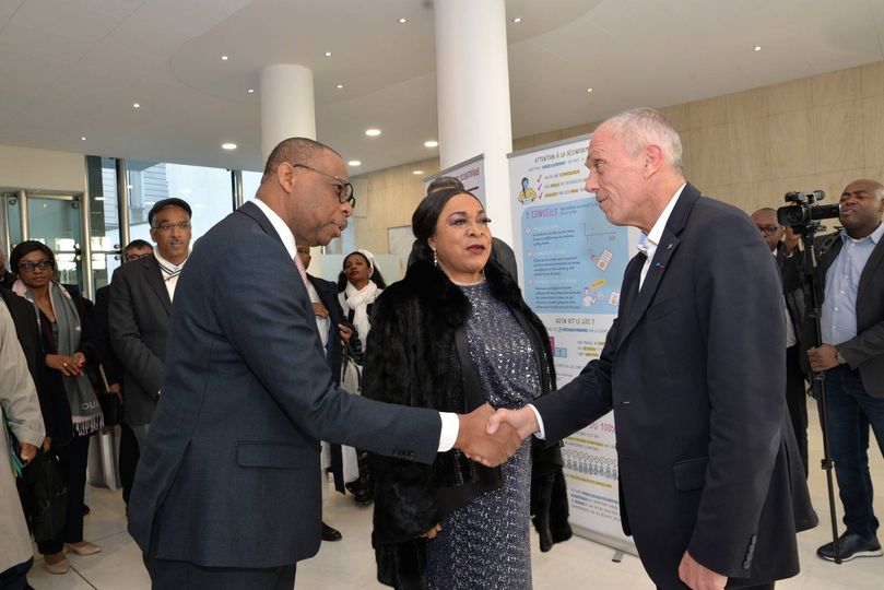 M. Alain Petit, PDG du CNRS, accueille la délégation camerounaise.