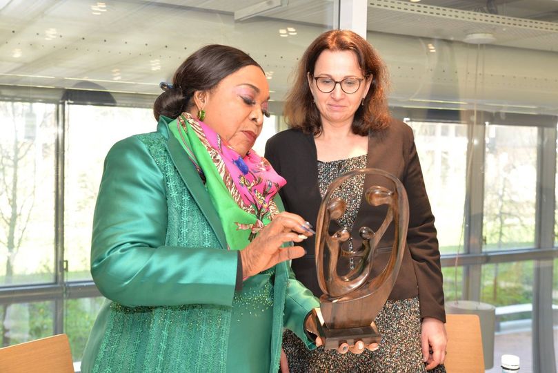 Le Dr Madeleine Tchuinte remettant un cadeau à Mme Sylvie Retailleau, ministre l’Enseignement supérieur de France.