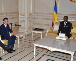 Le Président Idriss Déby et le chef du gouvernement français Manuel Valls à N'Djamena, ce samedi 22 novembre 2014. Crédit photo : Présidence Tchad Le Président Idriss Déby et le chef du gouvernement français Manuel Valls à N'Djamena, ce samedi 22 novembre 2014. Crédit photo : Présidence Tchad