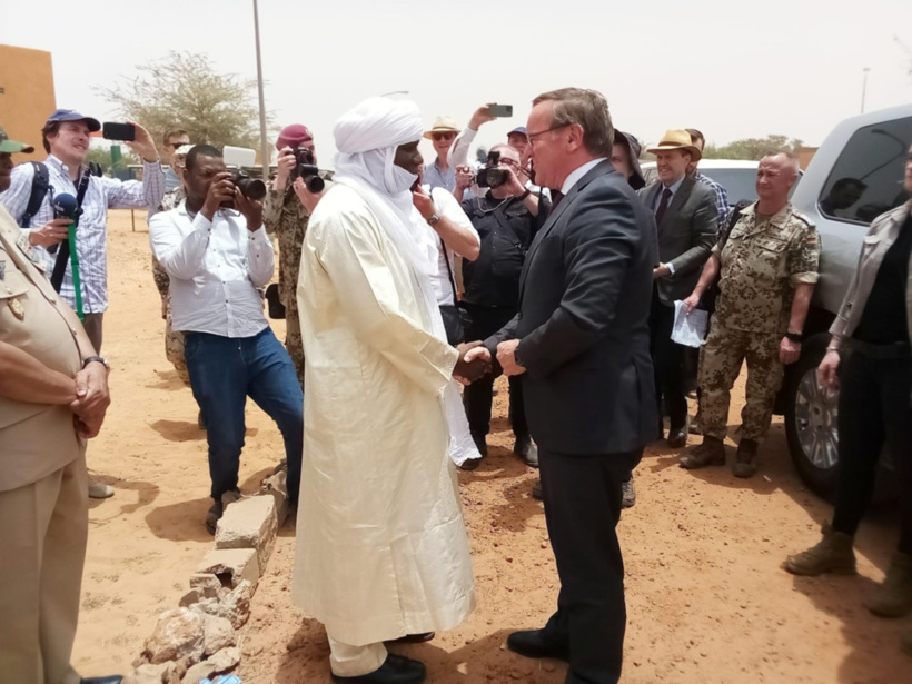 Le ministre Allemand de la Défense en visite officielle au Niger. © MinDefN Le ministre Allemand de la Défense en visite officielle au Niger. © MinDefN