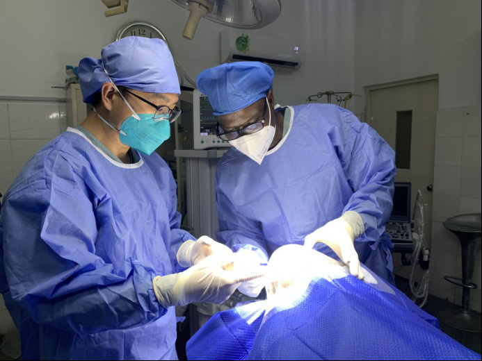 Chinese and Guinean doctors perform surgery for a patient in an operating room of the China-Guinea Friendship Hospital in Guinea. (Photo provided by the Chinese medical team assisting Guinea)