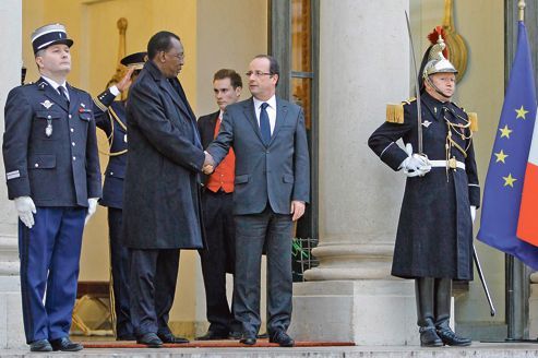 Idriss Déby et son homologue français François Hollande lors d'une rencontre à l'Elysée. Crédit photo : Laurent Cipriani/AP Idriss Déby et son homologue français François Hollande lors d'une rencontre à l'Elysée. Crédit photo : Laurent Cipriani/AP