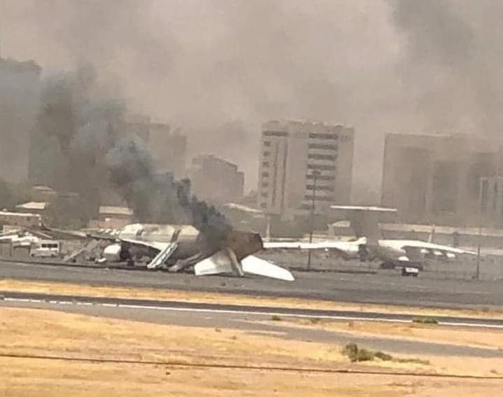 Un avion en feu à l'aéroport de Khartoum, ce 15 avril 2023. © DR