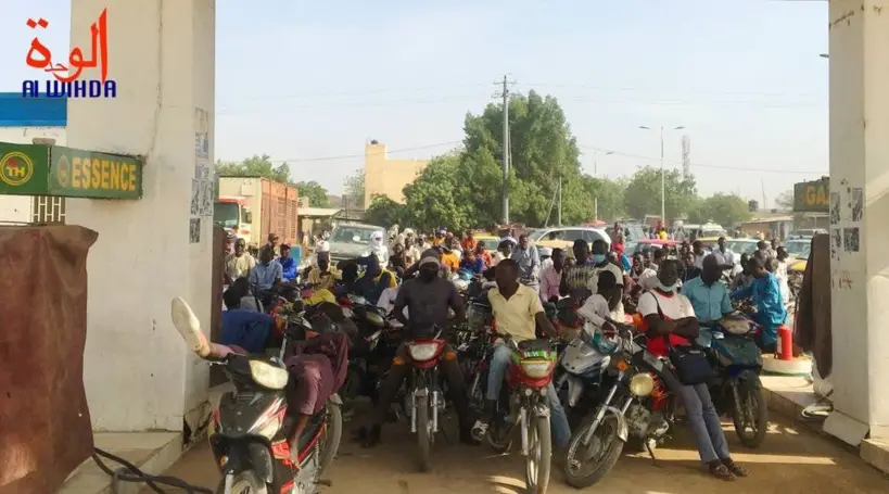 Des motocyclistes s'approvisionnent en carburant dans une station de N'Djamena. Illustration © Alwihda Info