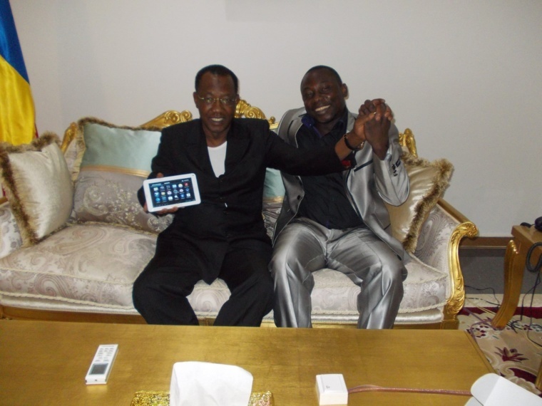 Le PDG de Toumaï Hanana Technologies, Sigui Pouidankreo et le Président de la République, Idriss Déby. Le PDG de Toumaï Hanana Technologies, Sigui Pouidankreo et le Président de la République, Idriss Déby.