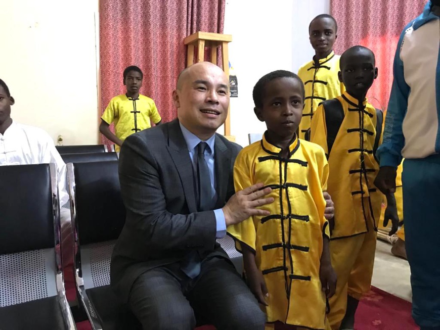 L'ambassadeur de Chine au Tchad, Wang Xining et un jeune tchadien de l'Institut Confucius. © Malick Mahamat/Alwihda Info