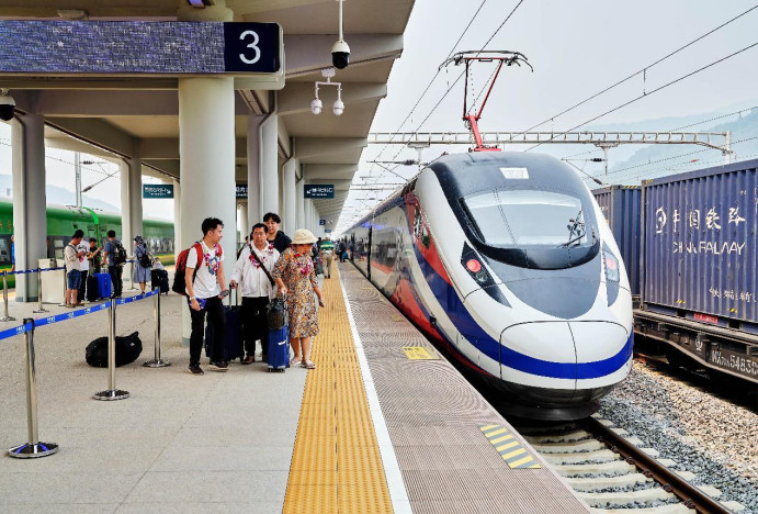 Passenger train D888 along the China-Laos Railway arrives in Mohan, southwest China's Yunnan province, April 13.(Photo by Shi Jiamin/People's Daily Online)