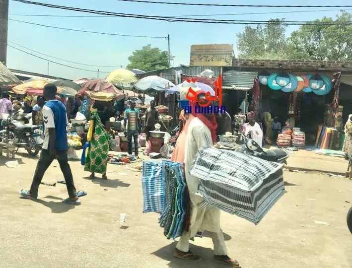 Tchad : héros anonymes du Ramadan, les vendeurs ambulants sous 45°