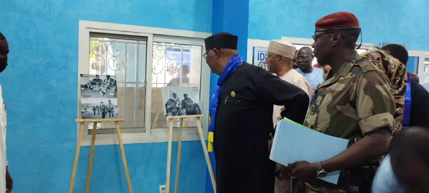 Dr. Haroun Kabadi observe une exposition-photo dédiée au Maréchal du Tchad Idriss Deby Itno, le 20 avril 2023 à N'Djamena. © Djibrine Haïdar/Alwihda Info