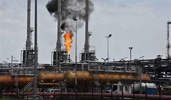 Vue partielle d'une usine de prétraitement de gaz. Vue partielle d'une usine de prétraitement de gaz.