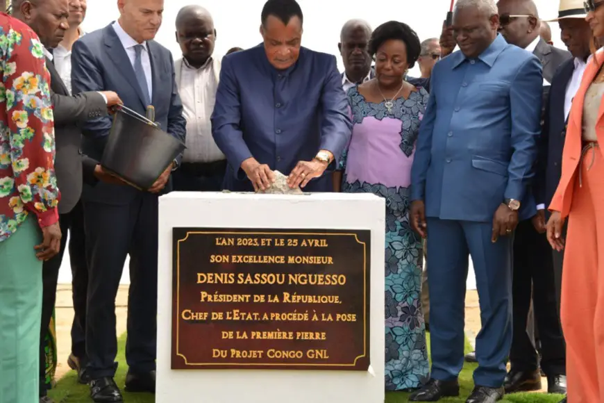 Denis Sassou N'Guesso posant la première pierre.