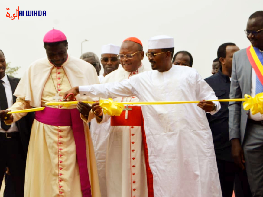 Le président de transition Mahamat Idriss Deby coupe le ruban inaugural de la cathédrale de Notre Dame de la Paix à N'Djamena, en présence de l'archevêque métropolitain de N'Djamena, Monseigneur Edmond Djitangar. © Malick Mahamat/Alwihda Info