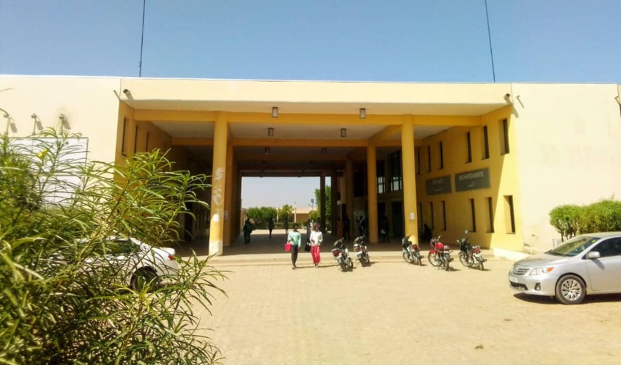 Pénurie d'amphithéâtres à l'université de N'Djamena : les étudiants en difficulté Pénurie d'amphithéâtres à l'université de N'Djamena : les étudiants en difficulté