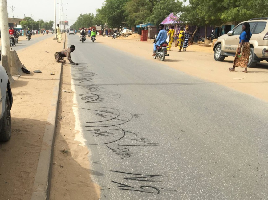 Tchad : les mystérieuses écritures d'un déficient mental impressionnent les passagers à N'Djamena Tchad : les mystérieuses écritures d'un déficient mental impressionnent les passagers à N'Djamena