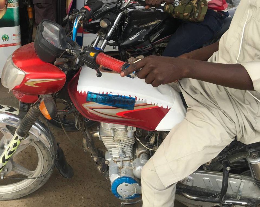 Tchad : brutalité policière à une station-service, un homme tabassé Tchad : brutalité policière à une station-service, un homme tabassé