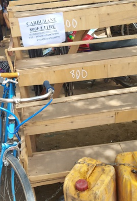 Tchad : l'essence achetée à 800 FCFA à Kousseri est revendue à 2500 FCFA le litre en bouteille Tchad : l'essence achetée à 800 FCFA à Kousseri est revendue à 2500 FCFA le litre en bouteille