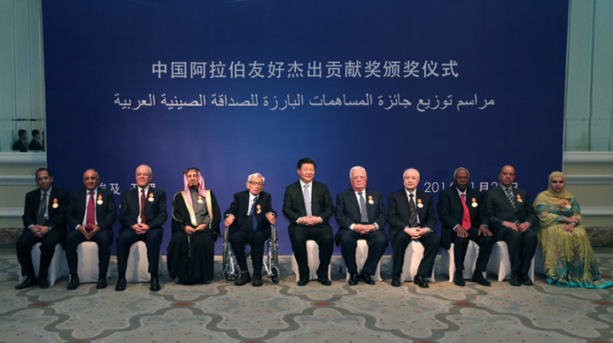 Chinese President Xi Jinping meets with ten Arab friends who received the Award for Outstanding Contribution to China-Arab Friendship and poses for a picture with them in Cairo, Egypt, Jan. 20, 2016. (Photo by Pang Xinglei/Xinhua)