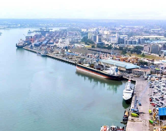 Photo shows the Dar es Salaam Port of Tanzania. (Photo by Huang Peizhao/People's Daily)