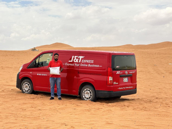 Photo shows a courier of J&T Express delivering parcels in Saudi Arabia. (Photo by Guan Kejiang/People's Daily)