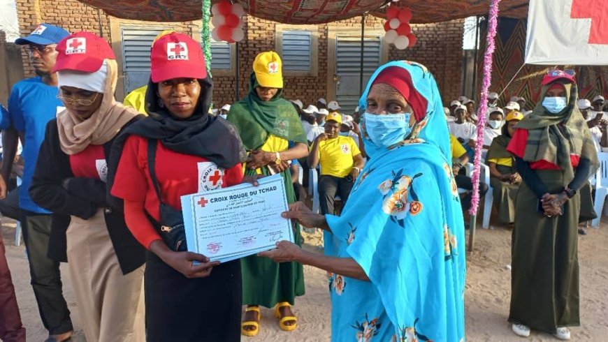 Tchad : au Ouaddaï, les volontaires de la Croix-Rouge célèbrent la journée internationale Tchad : au Ouaddaï, les volontaires de la Croix-Rouge célèbrent la journée internationale