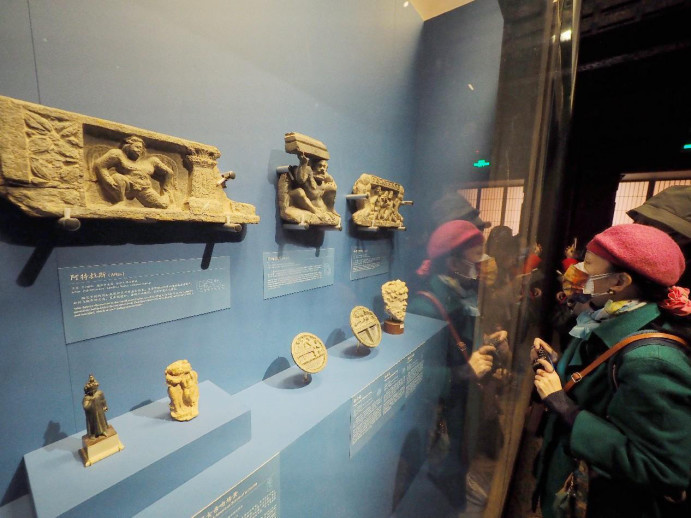 People visit the "Gandgara Heritage along the Silk Road" exhibition held at the Palace Museum in Beijing. (Photo by Du Jianpo/People's Daily Online)