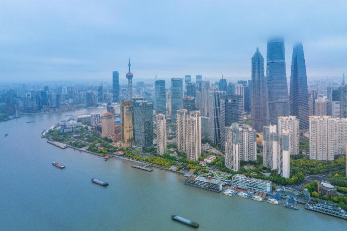 Vessels navigate on the Huangpu River, Shanghai, April 21, 2023. (Photo by Zhang Mingwei/People's Daily Online)