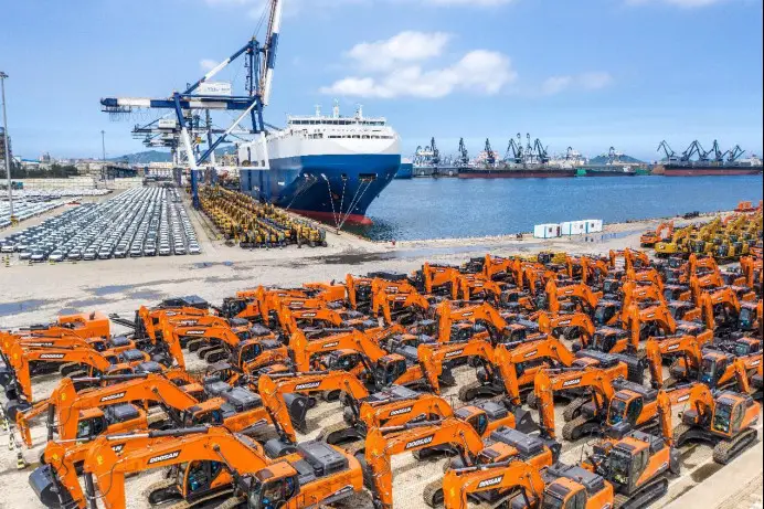 Excavators are ready to be exported in the Yantai Port, east China's Shandong province. (Photo by Zhang Chao/People's Daily Online)