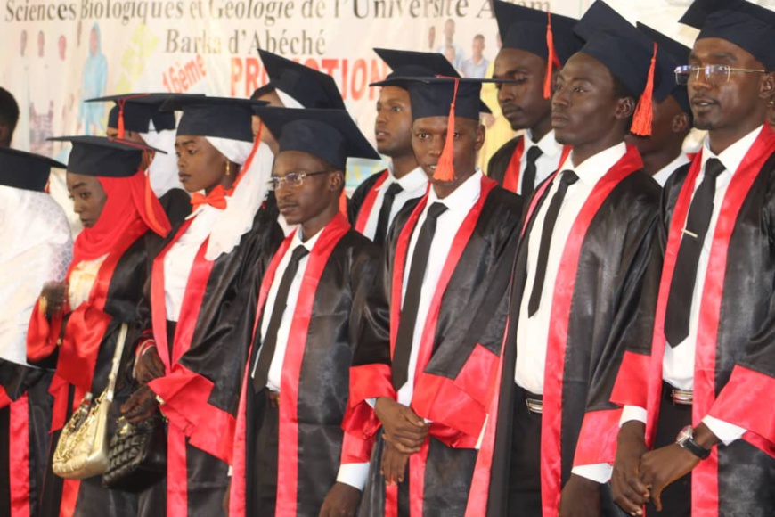 Tchad : 15 lauréats en sciences biologiques et géologie de l'UNABA reçoivent leur diplôme Tchad : 15 lauréats en sciences biologiques et géologie de l'UNABA reçoivent leur diplôme