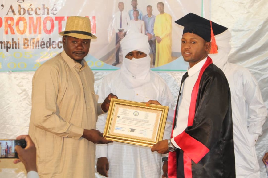 Tchad : 15 lauréats en sciences biologiques et géologie de l'UNABA reçoivent leur diplôme Tchad : 15 lauréats en sciences biologiques et géologie de l'UNABA reçoivent leur diplôme