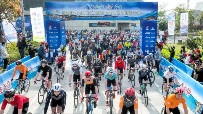 A cycling event is kicked off in Zhoushan, east China's Zhejiang province, April 16, 2023. (Photo by Zou Xunyong/People's Daily Online)