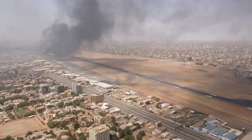 De la fumée s'élève au-dessus de Khartoum, au Soudan, le 15 avril, lors d'affrontements militaires. © INSTAGRAM _VIA REUTERS