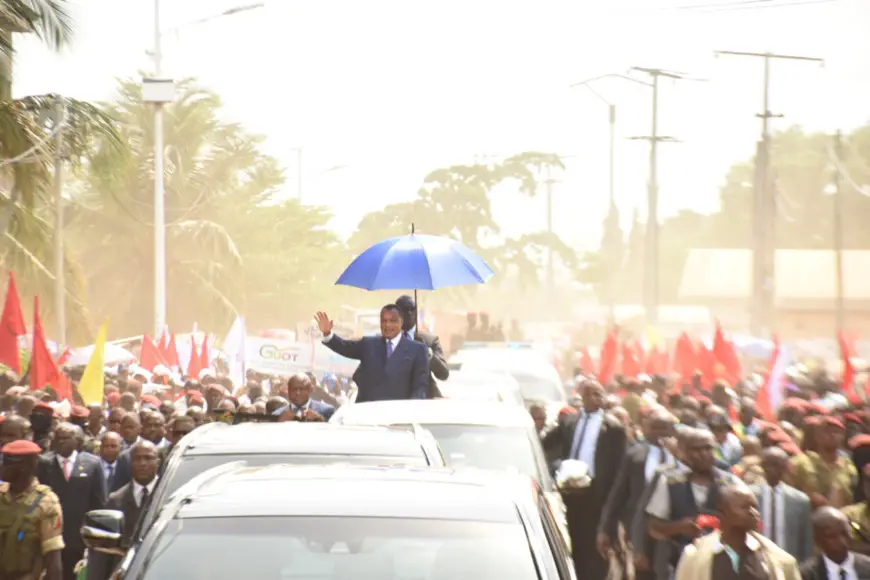 Denis Sassou N'Guesso saluant la foule à son arrivée à Ouesso