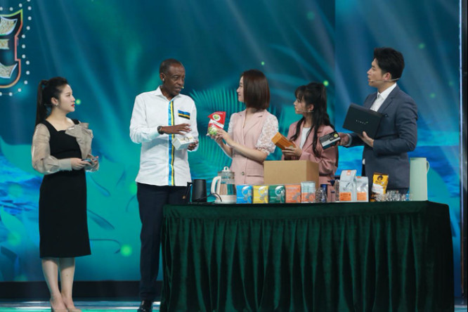 Rwandan Ambassador to China James Kimonyo recommends a tea drink from Rwanda to Chinese consumers via livestreaming. (Photo from Hainan)