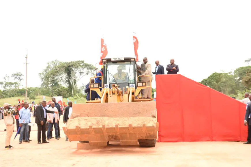 Sassou N'Guesso aux commandes de la pelle mécanique pour le coup d'envoi des travaux.