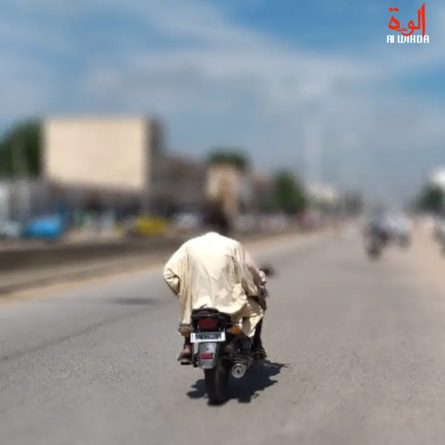 Un motocycliste sur la route à N'Djamena. © Alwihda Info
