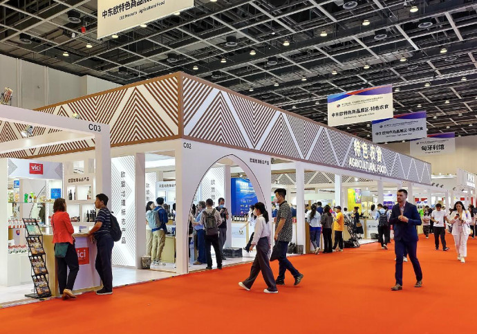 People visit the third China-Central and Eastern European Countries Expo & International Consumer Goods Fair in Ningbo, east China's Zhejiang province, May 16, 2023. (Photo by Hu Xuejun/People's Daily Online)