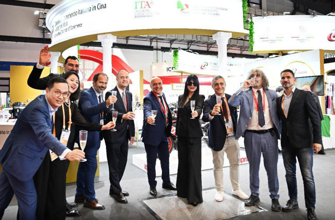 Chinese and foreign guests pose for a picture at the China International Consumer Products Expo 2023 held in Haikou, south China's Hainan province, April 10, 2023. (Photo by Zhang Junqi/People's Daily Online)