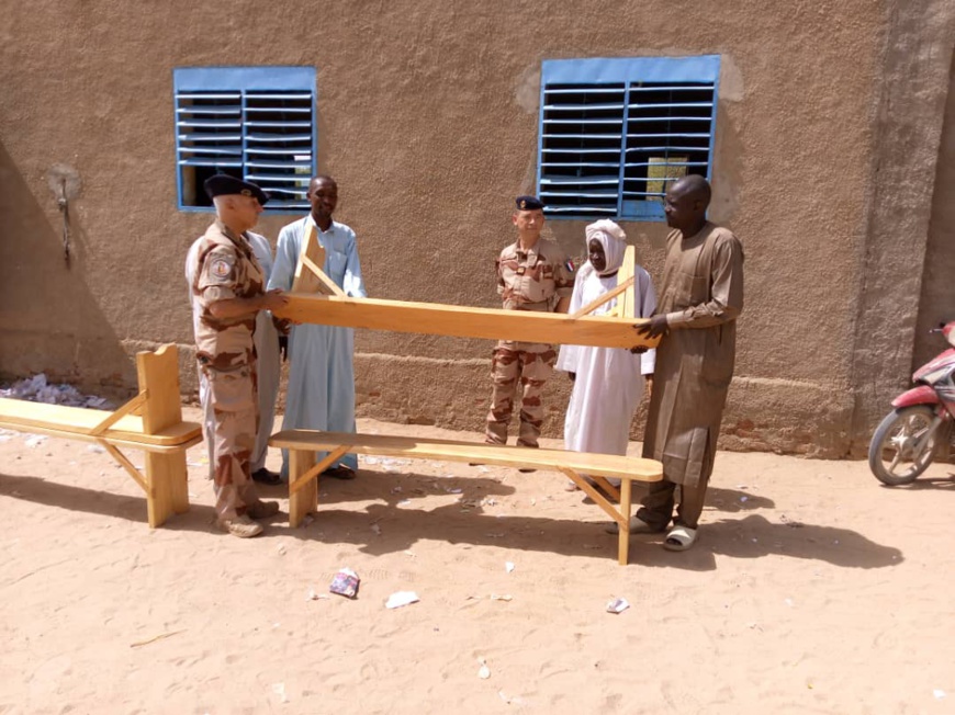 Tchad : la Force française et le CRADEL offrent des bancs aux établissements d'Abéché Tchad : la Force française et le CRADEL offrent des bancs aux établissements d'Abéché
