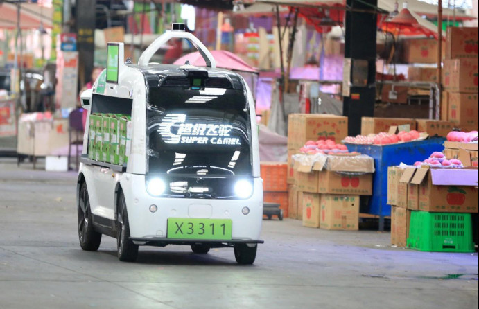 Photo shows an unmanned logistics vehicle in an agricultural product trade center in Chengdu, southwest China's Sichuan province. (Photo by Luo Guoyang/People's Daily Online)