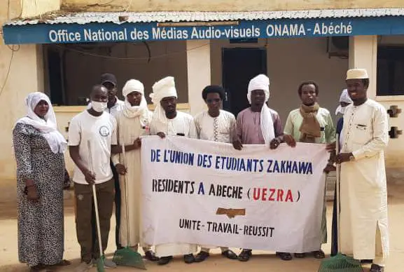 Tchad : l'association des étudiants zakhawa nettoie les locaux de l'ONAMA à Abéché