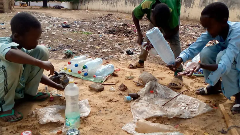 Tchad : le recyclage des bouteilles d'eau usagées, source de revenus à Am-Timan