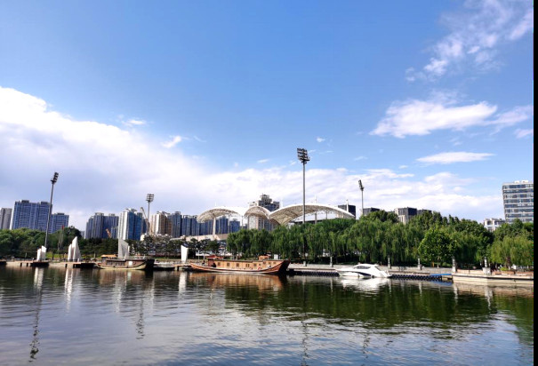 Photo shows the beautiful scenery along the Grand Canal in Tongzhou district, Beijing, capital of China. (Photo by Du Yifei/People's Daily)